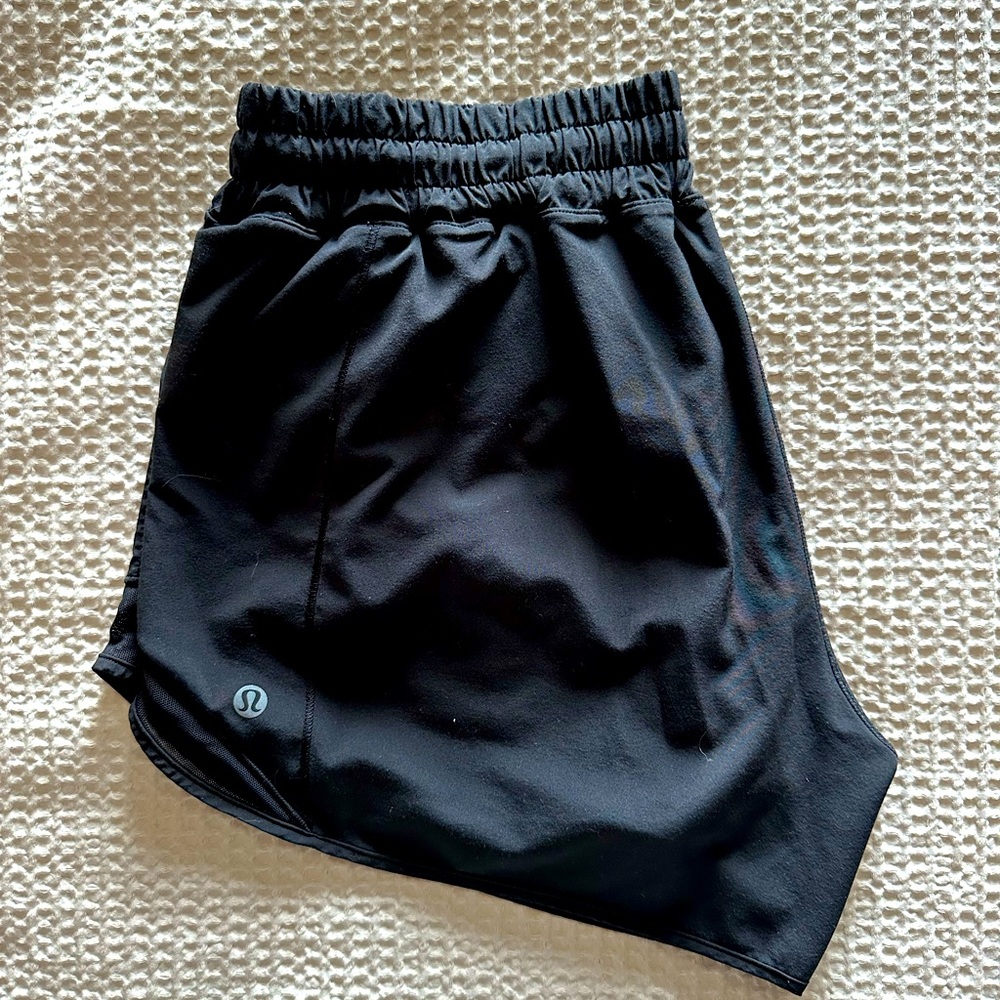 Lululemon Hotty Hot low rise lined shorts 4”
